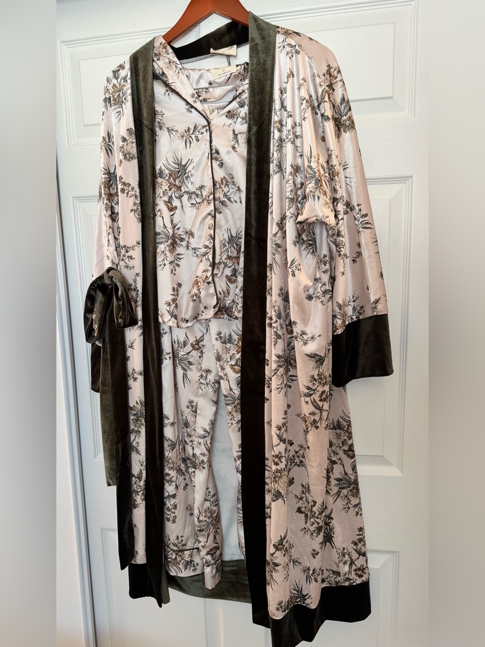 Joyfolie 3-Piece Satin Floral Pajama Set & Velvet Trim Robe | XS
